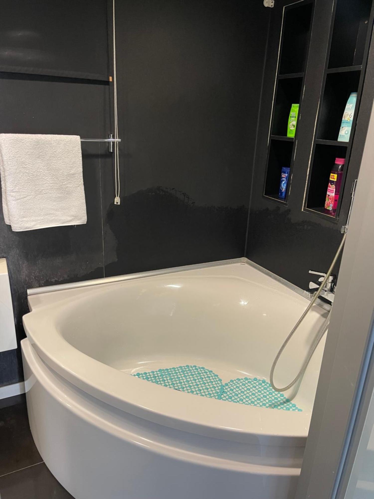 Black Apartament Nr1 Bucureşti Eksteriør bilde